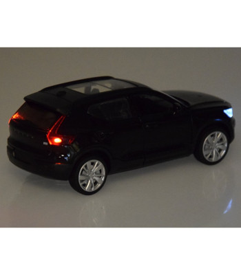 Metalinis automobilio modelis Volvo XC40 Recharge skalė 1:32 garsai šviesa ZA4614